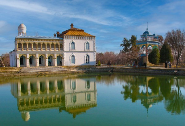 Palais de Sitorai Mokhi-Khossa et son étang