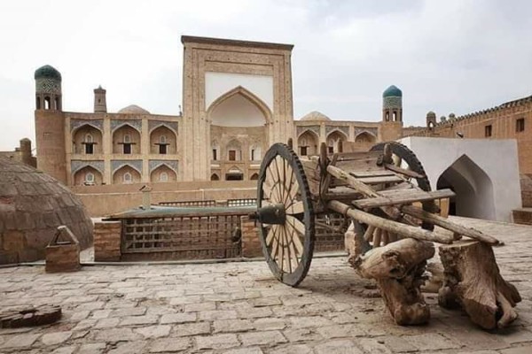 Charrette ancienne dans une ruelle de Khiva