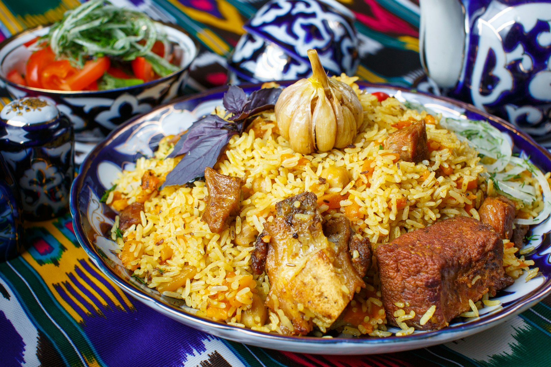 Plov servi sur une table ouzbèke