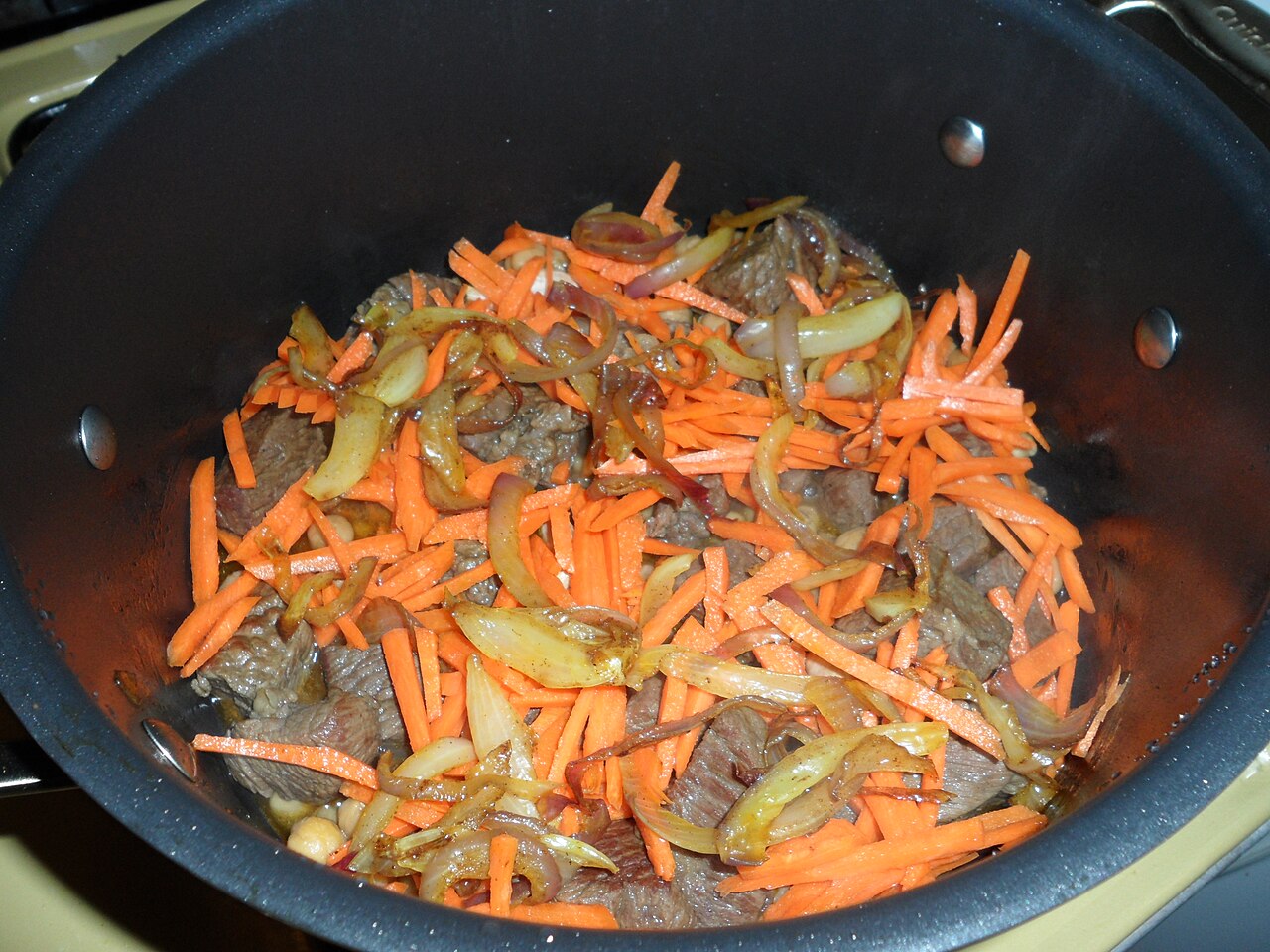 Carottes et viande dans le kazan
