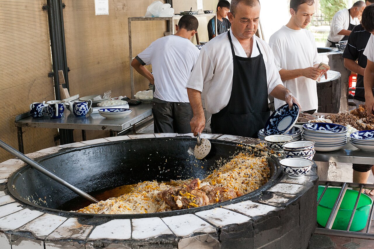 Cuisson du plov dans un grand kazan à Tachkent