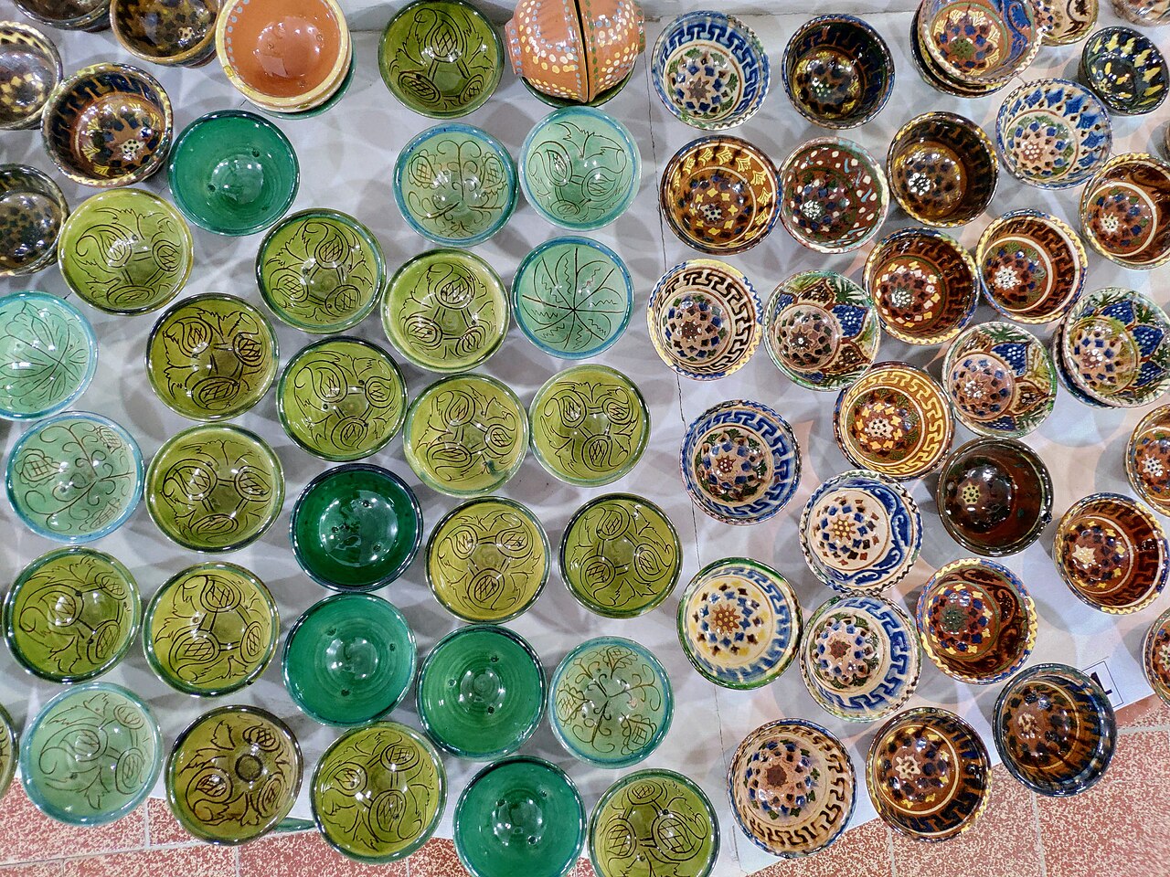 Assiettes en céramique colorées