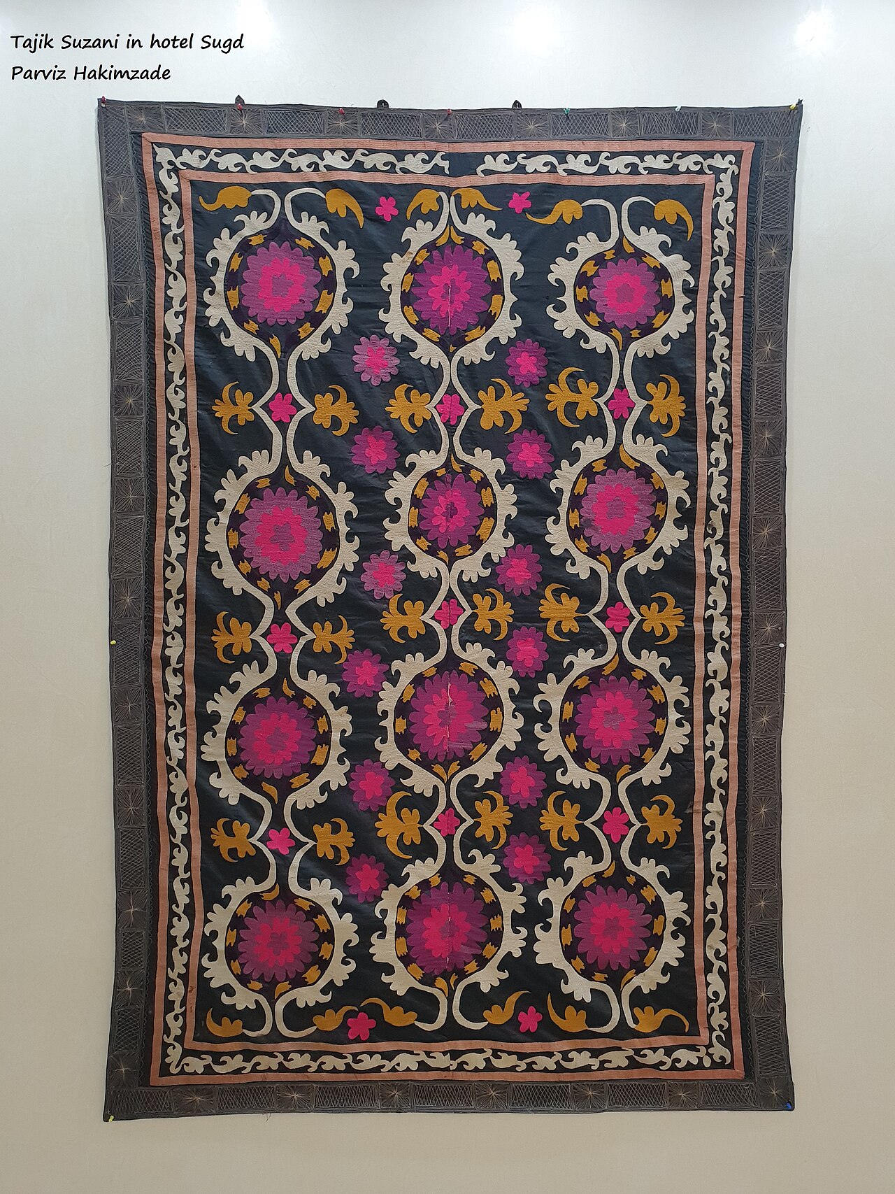 Suzani brodé de fleurs
