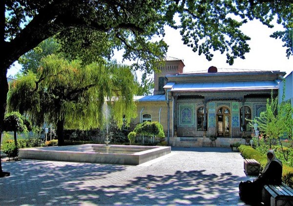 Parc de Tachkent, tenue légère de saison